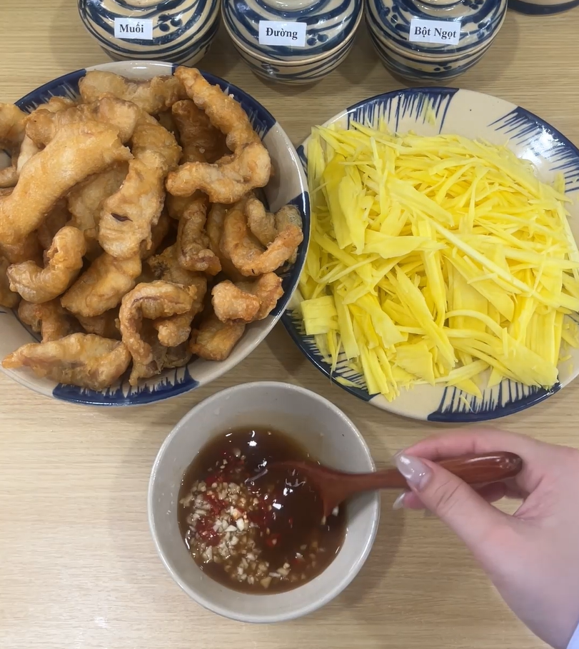Cá lóc chiên giòn mắm me xoài